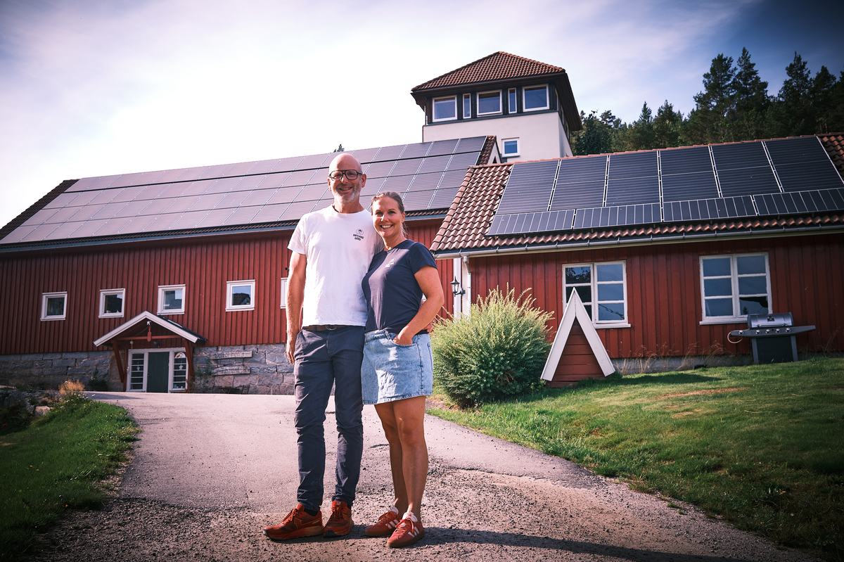 Pernille og Gunnar foran låven på Røyland